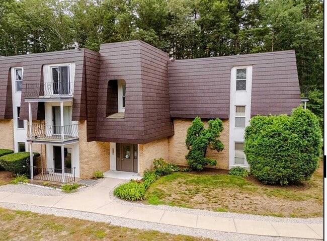 8 Shadowbrook Ln in Milford, MA - Building Photo - Building Photo