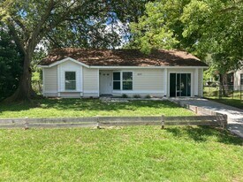 2671 Bentley Dr in Deltona, FL - Building Photo