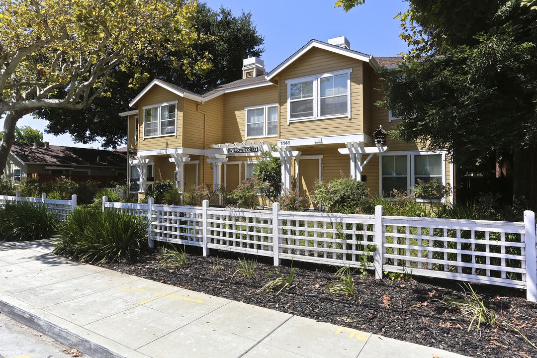 Willow Court in Menlo Park, CA - Building Photo