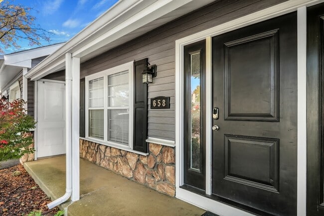 658 White Ct in Gurnee, IL - Foto de edificio - Building Photo