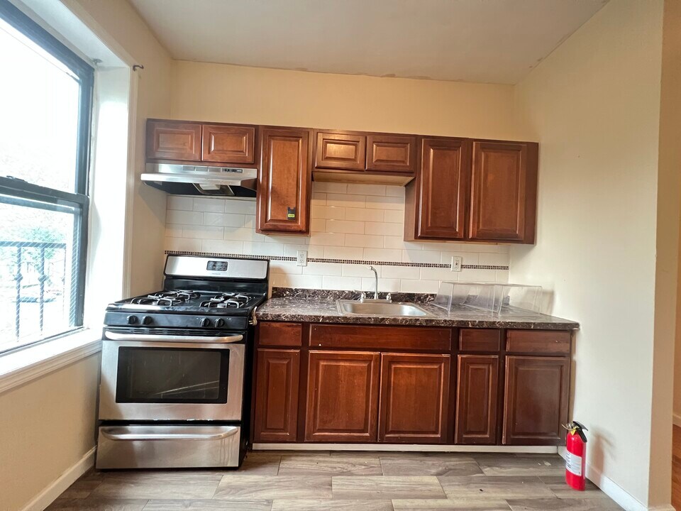 232 Weequahic Ave in Newark, NJ - Building Photo
