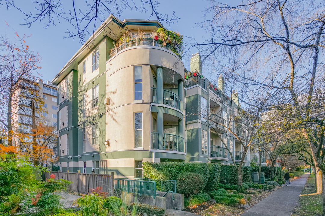 West Park House in Vancouver, BC - Building Photo