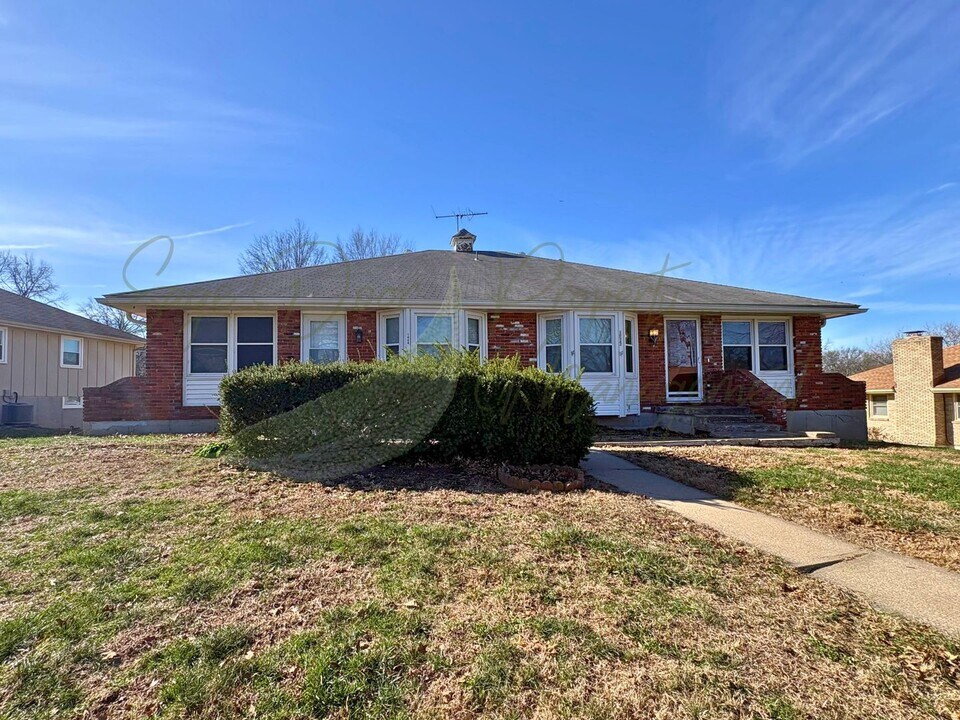 1404 SW Sunset St in Blue Springs, MO - Building Photo