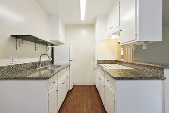 Central and Grand Apartments in Alameda, CA - Building Photo - Interior Photo