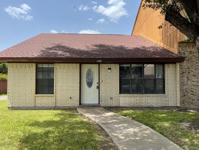 1128 Redbud Ave