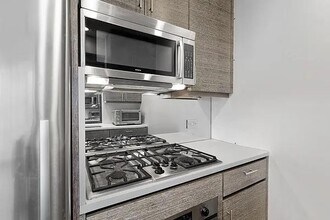 305 W 16th St in New York, NY - Building Photo - Building Photo