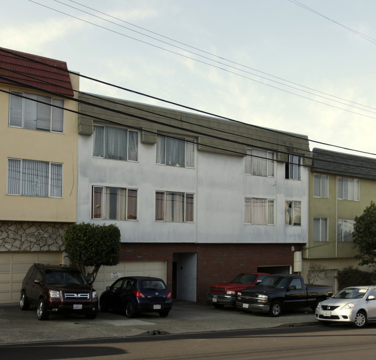 570 Lisbon St in Daly City, CA - Building Photo