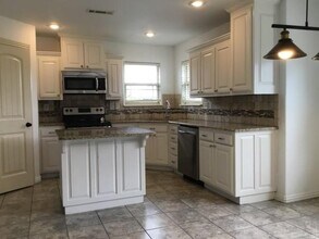 1907 SW Cypress St in Bentonville, AR - Building Photo - Building Photo