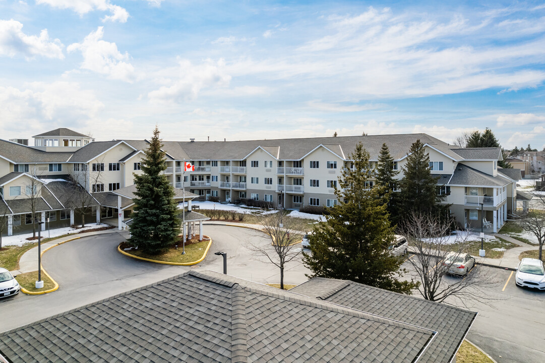 Crystal View Lodge in Ottawa, ON - Building Photo