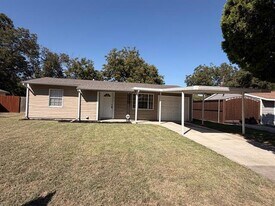 910 Newton St in Arlington, TX - Building Photo