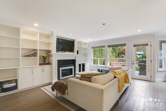 942 Maple St in White Rock, BC - Building Photo - Building Photo