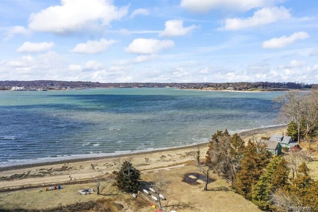 4 Elfland Ct in Oyster Bay, NY - Building Photo - Building Photo