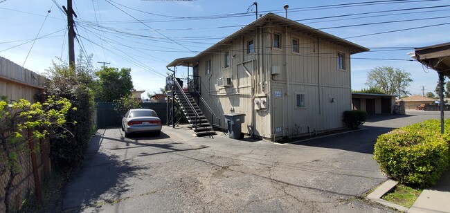 2126 N Cedar Ave in Fresno, CA - Building Photo - Building Photo