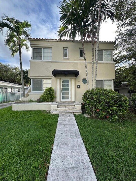 3235 S Le Jeune Rd in Miami, FL - Building Photo