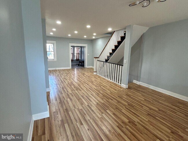 5718 Florence Ave in Philadelphia, PA - Building Photo - Building Photo