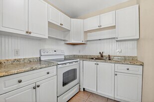 2880 Lake Osborne Dr, Unit 210 in Lake Worth Beach, FL - Building Photo