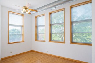 2375 W Montana St, Unit B2 in Chicago, IL - Foto de edificio - Building Photo