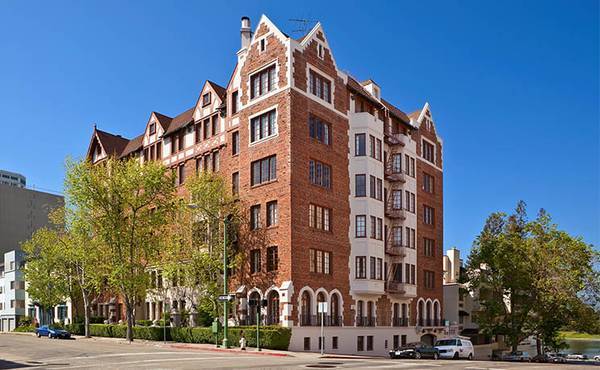 Tudor Hall in Oakland, CA - Foto de edificio