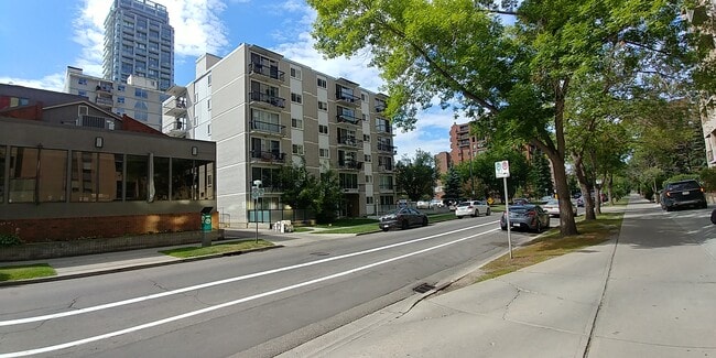 property at 927 14 Av SW