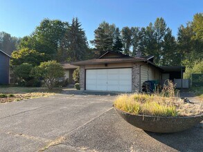 1614 Riverview Dr NE in Auburn, WA - Foto de edificio - Building Photo