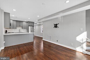 124 Baggett Pl in Alexandria, VA - Building Photo