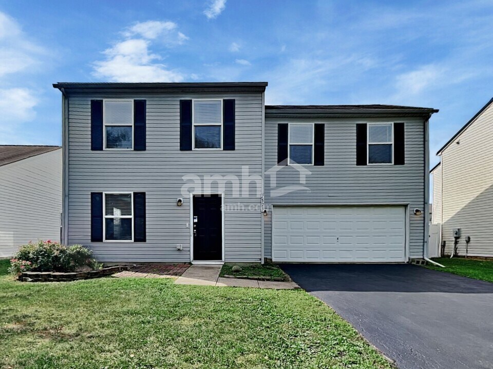 7523 Canal Highlands Blvd in Canal Winchester, OH - Building Photo