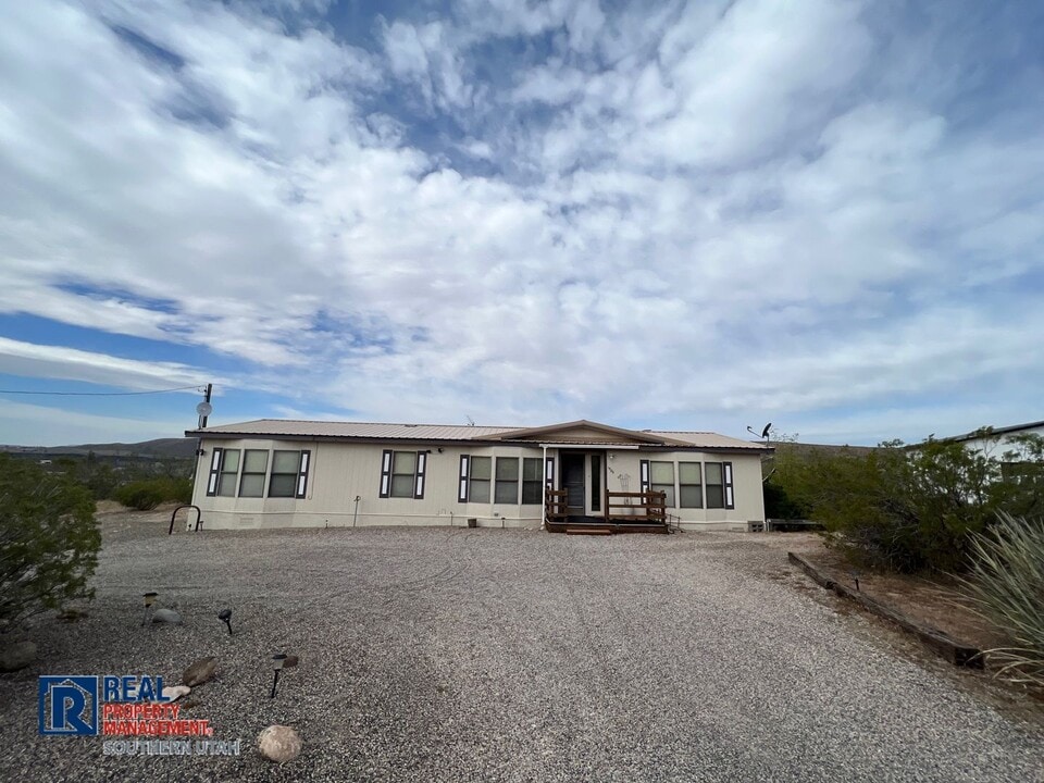 1586 S Ashcreek Dr in Toquerville, UT - Foto de edificio