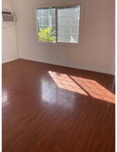 11614 Hamlin St, Unit B in North Hollywood, CA - Building Photo - Building Photo