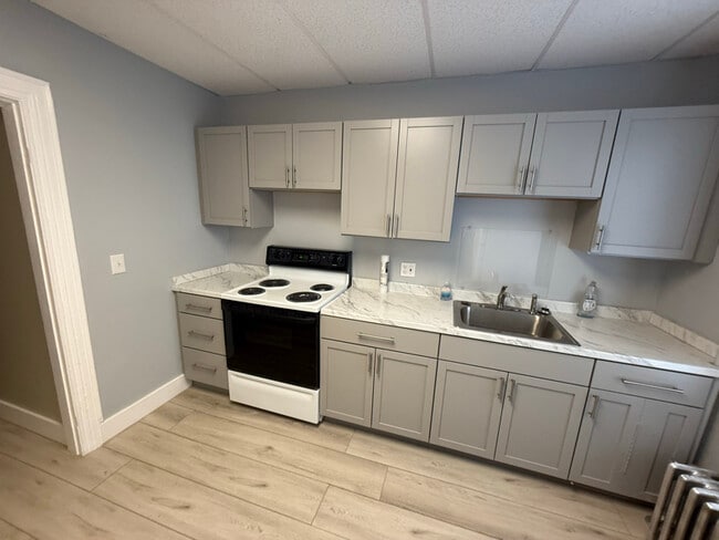 762 Main St in Westbrook, ME - Building Photo - Building Photo