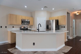 6590 Tumbleweed Ridge Ln, Unit 202 in Henderson, NV - Building Photo - Building Photo