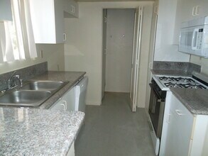 1427 S Saltair Ave, Unit 301 in Los Angeles, CA - Building Photo - Building Photo