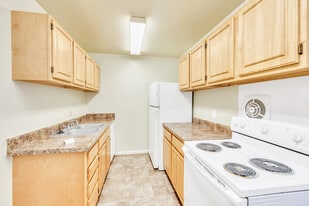 Manor View Apartments in Portsmouth, VA - Building Photo