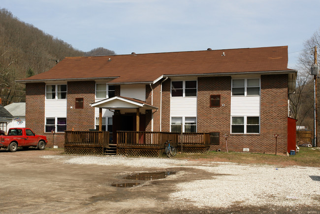 Sherri Lee in Man, WV - Foto de edificio - Building Photo