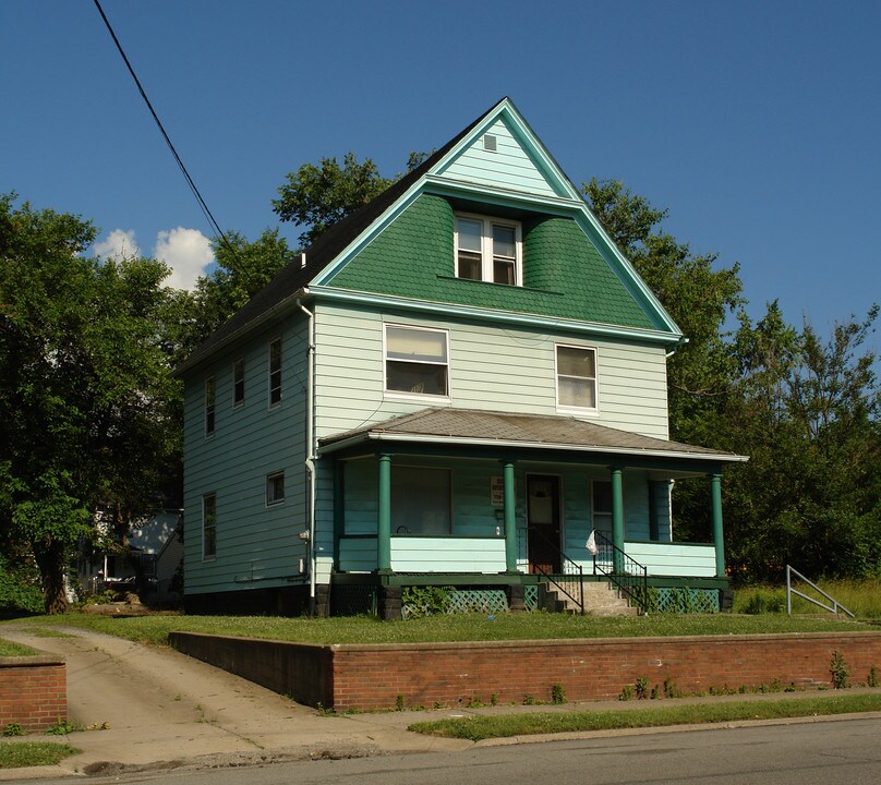 906 Elm St in Youngstown, OH - Foto de edificio