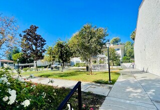 4612 Park Granada, Unit 54 in Calabasas, CA - Foto de edificio - Building Photo