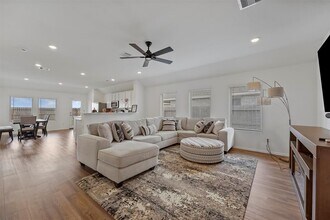 7310 Bartoncliff Dr in Katy, TX - Building Photo - Building Photo