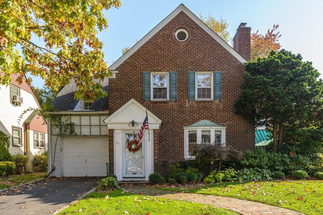 211 Euston Rd in Garden City, NY - Building Photo