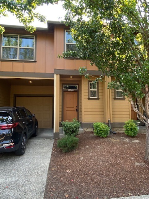 19740 SW Athena Ct in Beaverton, OR - Building Photo