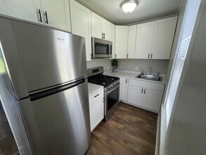 527 Middle Pl, Unit 1 in Carnegie, PA - Building Photo - Building Photo