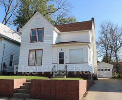 803 S James Ave in Freeport, IL - Building Photo