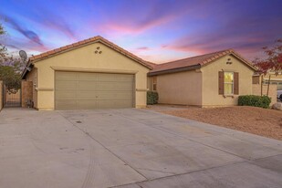 43060 33rd St E in Lancaster, CA - Building Photo