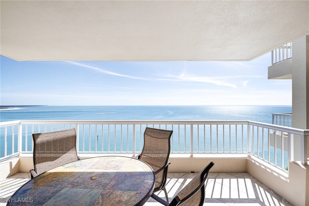990 Cape Marco Dr in Marco Island, FL - Building Photo