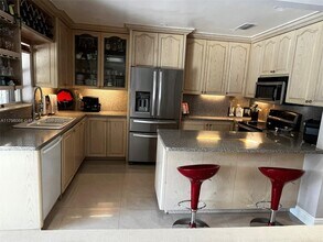 6810 SW 51st St in Miami, FL - Building Photo - Building Photo