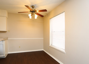 Stratford Place in Lubbock, TX - Building Photo - Interior Photo