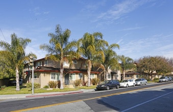 Alhambra Gardens Apartments in Santa Clara, CA - Foto de edificio - Building Photo