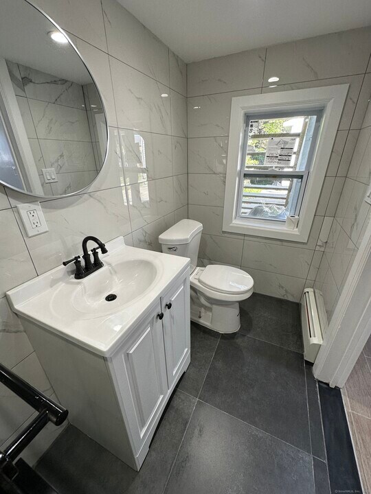48 Prest St in New London, CT - Building Photo