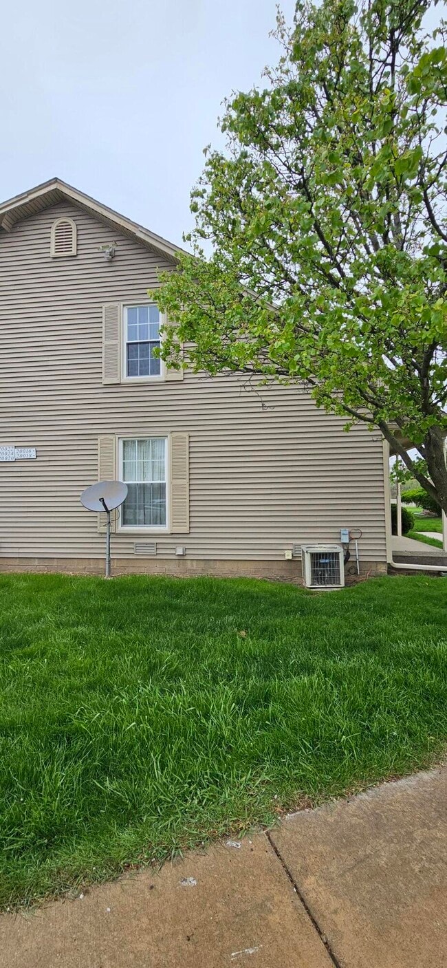 20016 Village Green Ct in Brownstown Township, MI - Building Photo - Building Photo