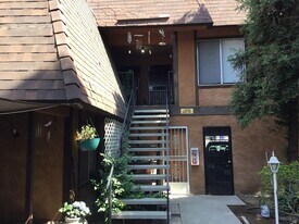 563 W Alamos Ave in Clovis, CA - Building Photo