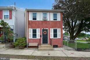 1102 Lancaster Ave, Unit Front in Columbia, PA - Building Photo