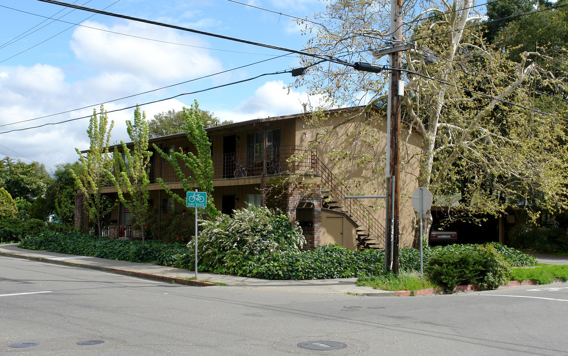 302 Piper St in Healdsburg, CA - Building Photo